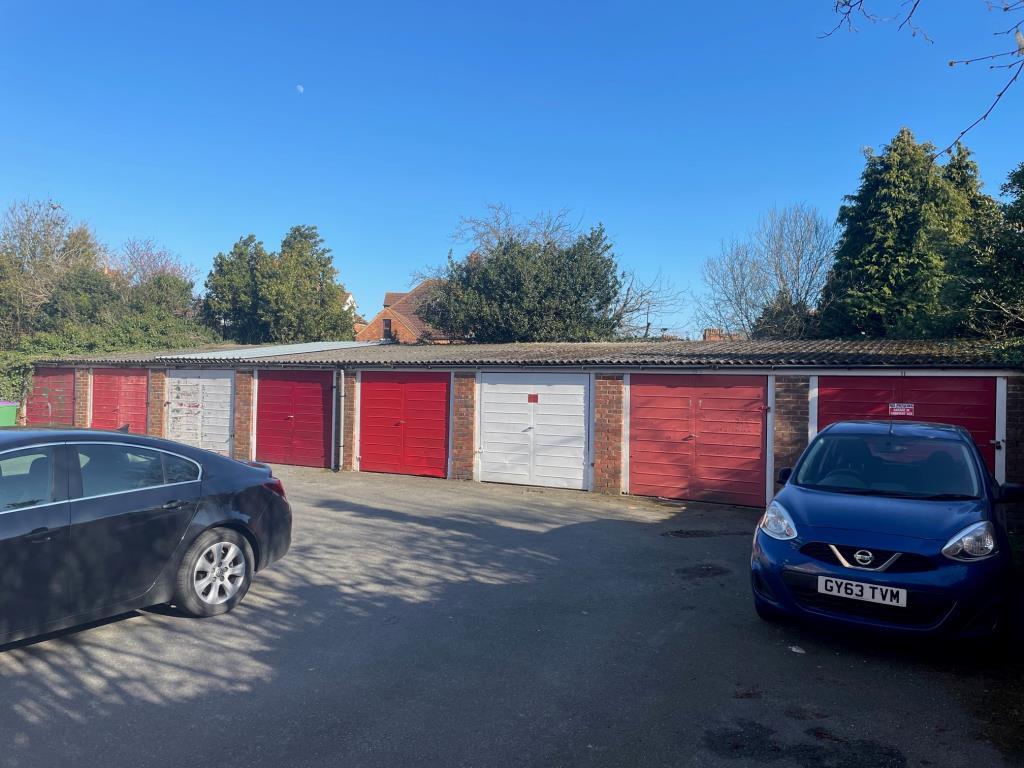 Lot: 114 - FREEHOLD GROUND RENTS - Garages at the rear